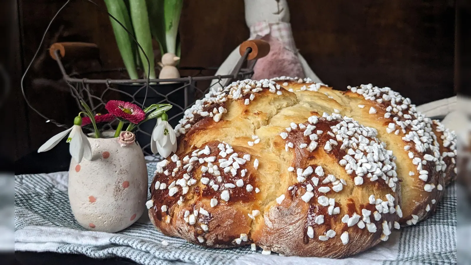 Ein luftiger Hefezopf, reichlich mit Hagelzucker bestreut, darf an Ostern nicht fehlen. (Foto: Doreen Hassek/hauptstadtkueche.blogspot.com/dpa-tmn)