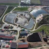 Die Energie- und Verwertungsanlage im Diespecker Ortsteil Dettendorf. Am dortigen Wertstoffzentrum kommt es vor allem von Donnerstag bis Samstag schon einmal zu Rückstaus und längeren Wartezeiten. Das soll sich nun ändern. (Foto: Niklas Steziwka)