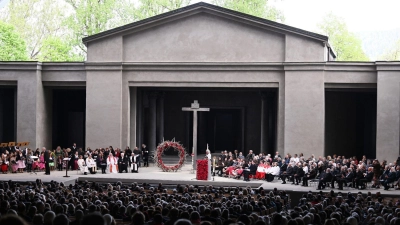 Besucher verfolgen den ökumenischen Gottesdienst vor der Premiere für die 42. Passionsspiele. (Foto: Angelika Warmuth/dpa)