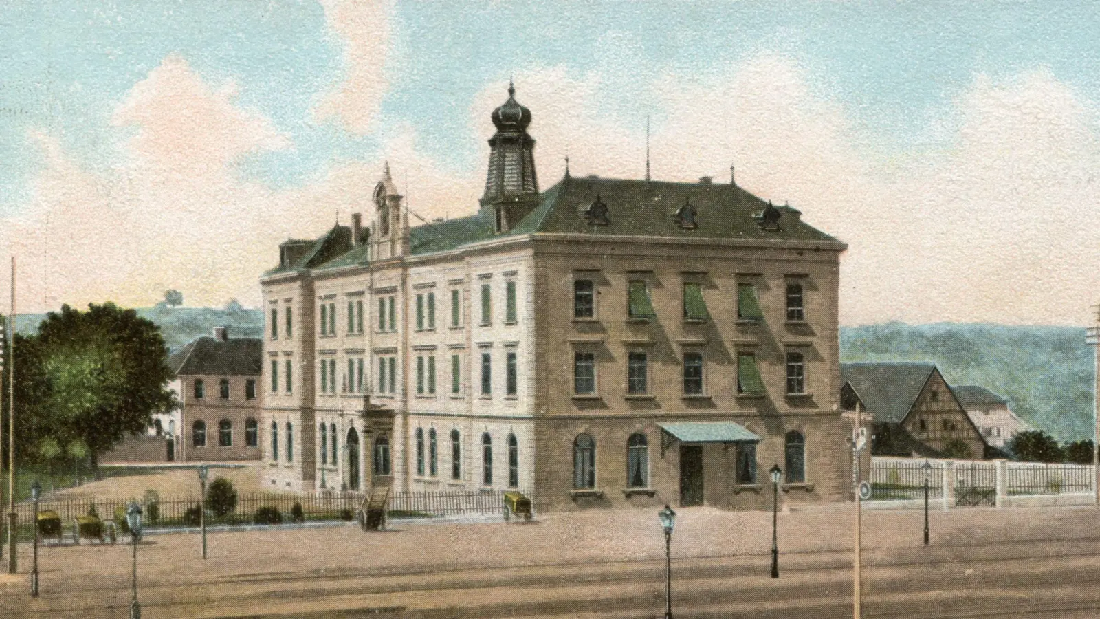 Das einstige Post- und Telegraphiegebäude, in dem auch alle Rundfunkhörer registriert sind. Im Zweiten Weltkrieg wird das Postamt zerstört, als die Alliierten das Bahnhofsareal bombardieren. (Repro: Sammlung Martin Schuster)