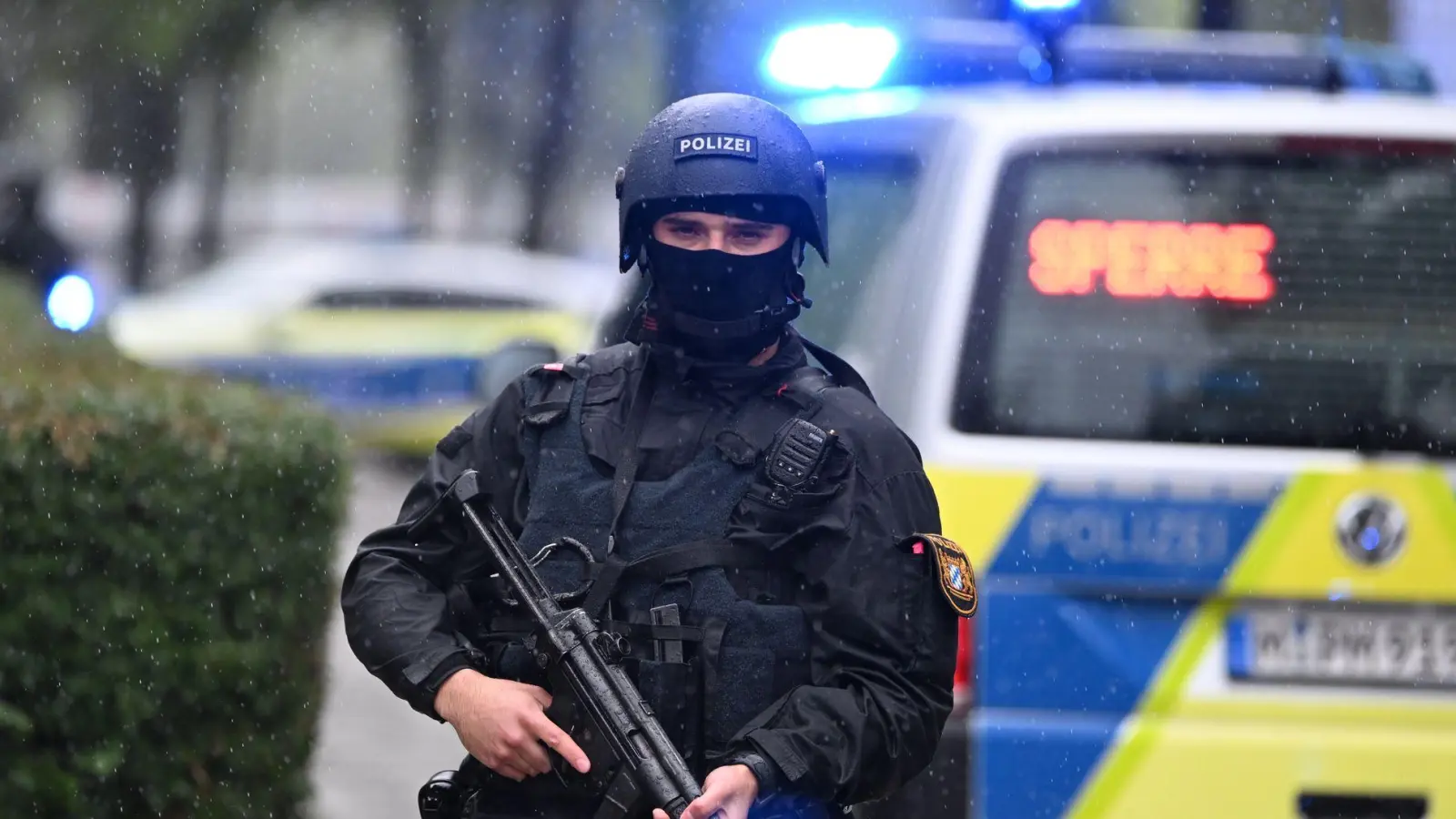 Wegen der Bedrohungslage waren auch schwer bewaffnete Polizisten im Einsatz.  (Foto: Sven Hoppe/dpa)