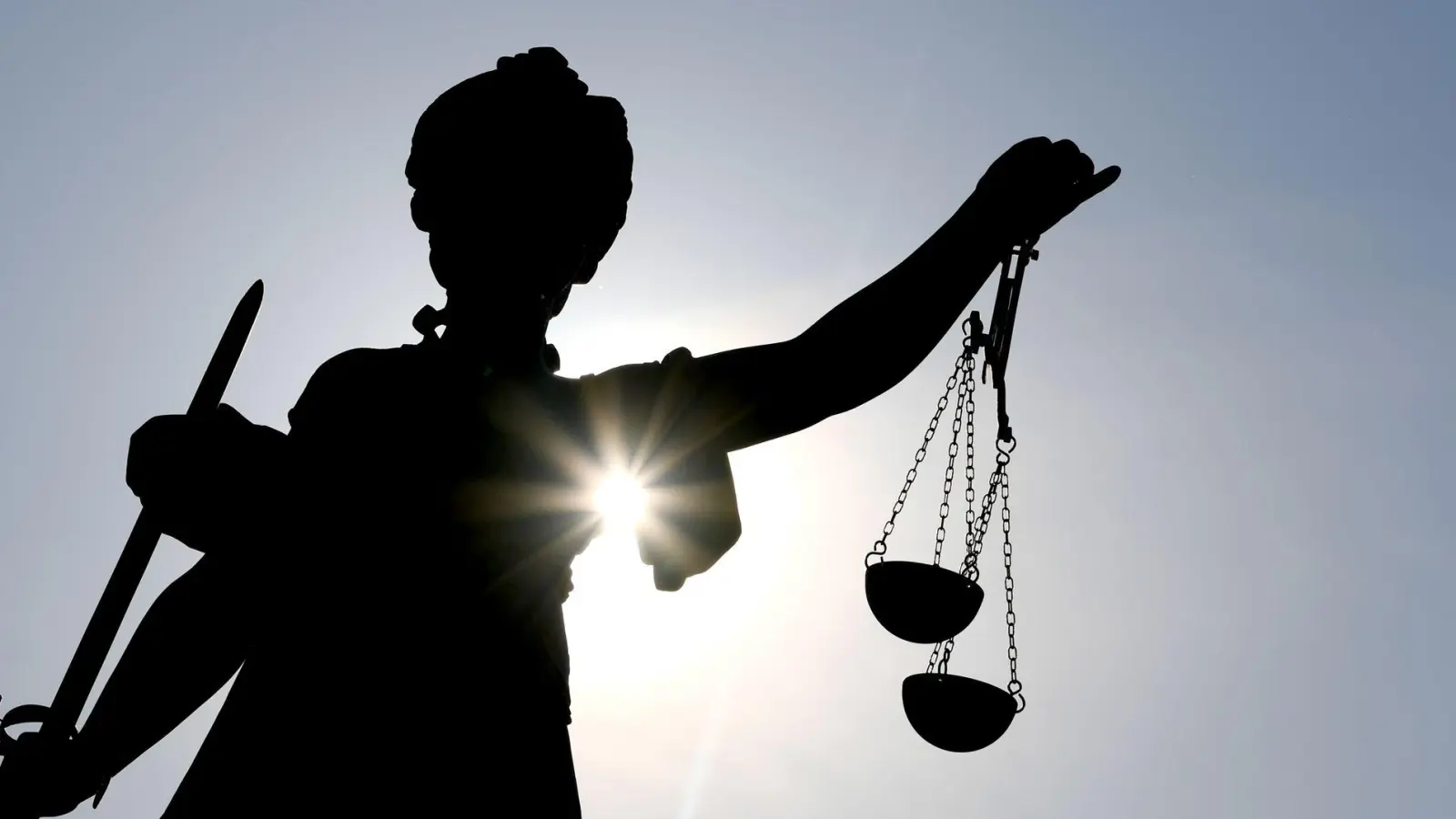 Die Geschäftsführer einer Bauträgergesellschaft müssen nach einem gescheiterten Hotelprojekt an zahlreiche Investoren Geld zurückzahlen, wie das Landgericht Augsburg entschieden hat. (Symbolbild) (Foto: Arne Dedert/dpa)