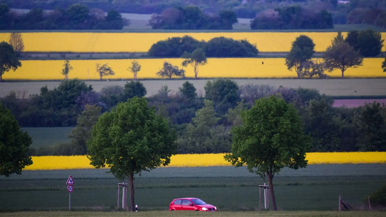 Ein Leben auf dem Land ist wieder gefragt. Wegen steigender Miet- und Immobilienpreise werden Großstädte immer unattraktiver. (Foto: Julian Stratenschulte/dpa)