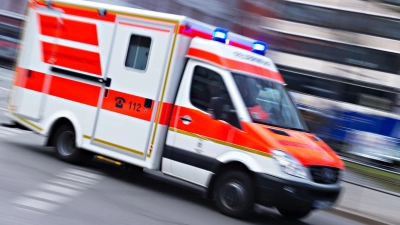 Sanitäter bringen das Mädchen in ein Krankenhaus. (Symbolbild) (Foto: Nicolas Armer/dpa)