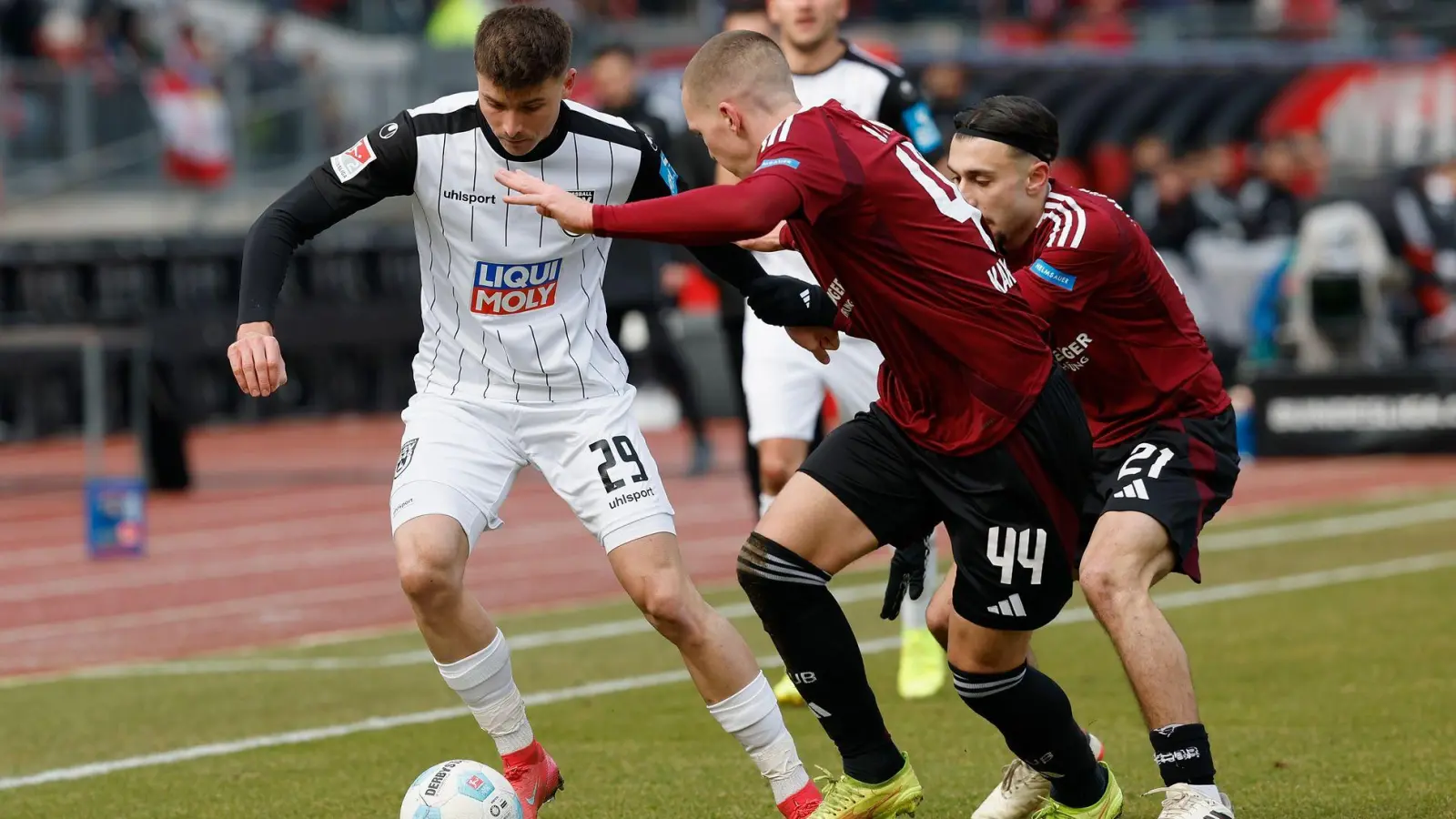 Kampf um den Ball: Ulms Semir Telalovic (l) gegen die Nürnberger Ondrej Karafiat (M) und Berkay Yilmaz. (Foto: Heiko Becker/dpa)