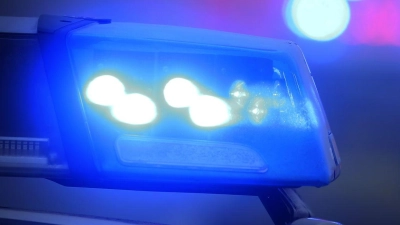 Die Polizei sucht nach der Öffnung eines Geldautomaten in Schweinfurt nach möglichen Zeugen. (Symbolbild) (Foto: Karl-Josef Hildenbrand/dpa)