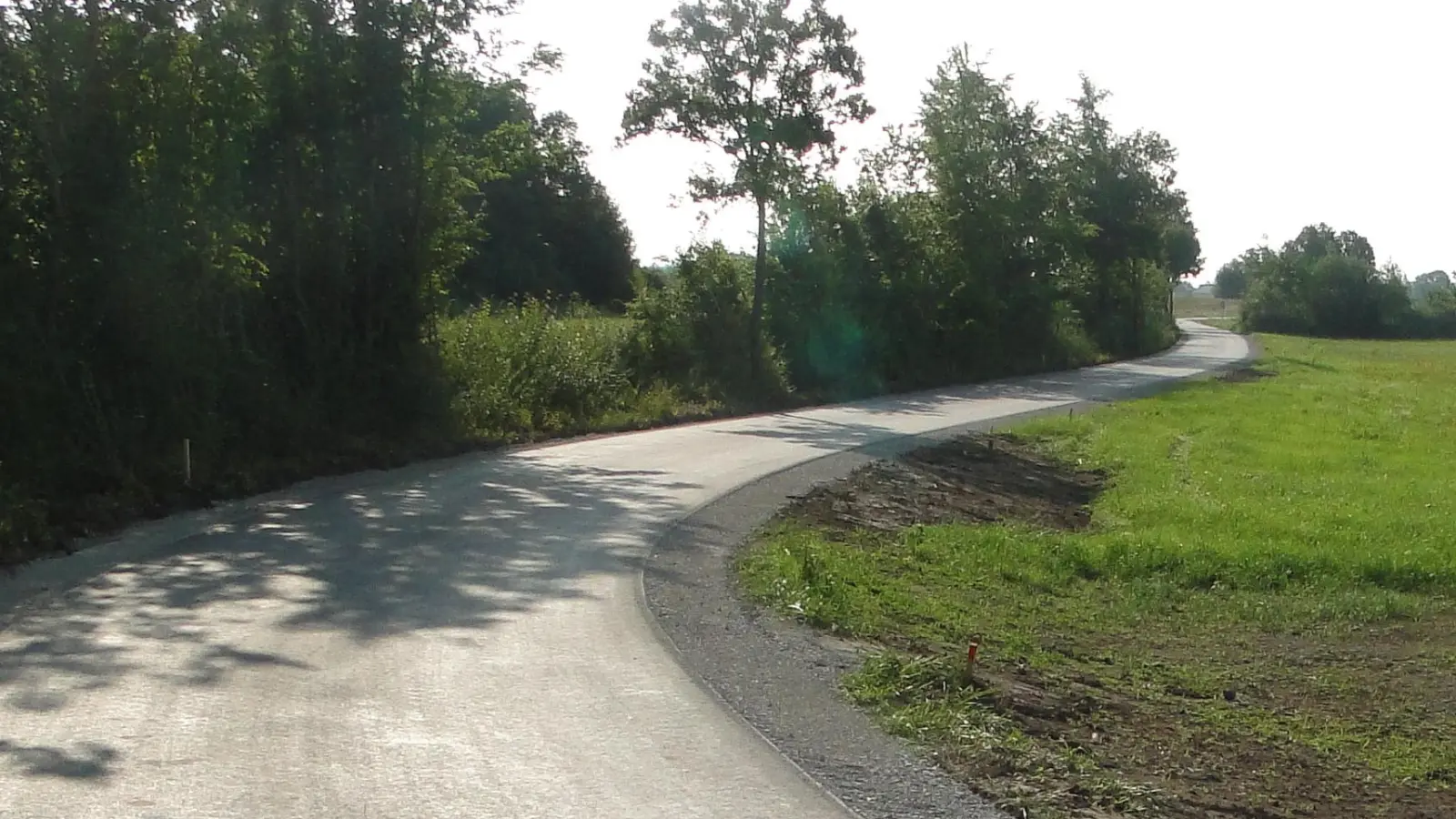 Der neue Radweg südlich der Bundesstraße 13 – hier der Blick von Wasserzell Richtung Neuses – ist 3,50 Meter breit. (Foto: Winfried Vennemann)