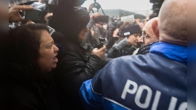 Angehörige von Opfern beschimpfen die Barbesitzer der als Mörder. (Foto: Alessandro Della Valle/KEYSTONE/dpa)