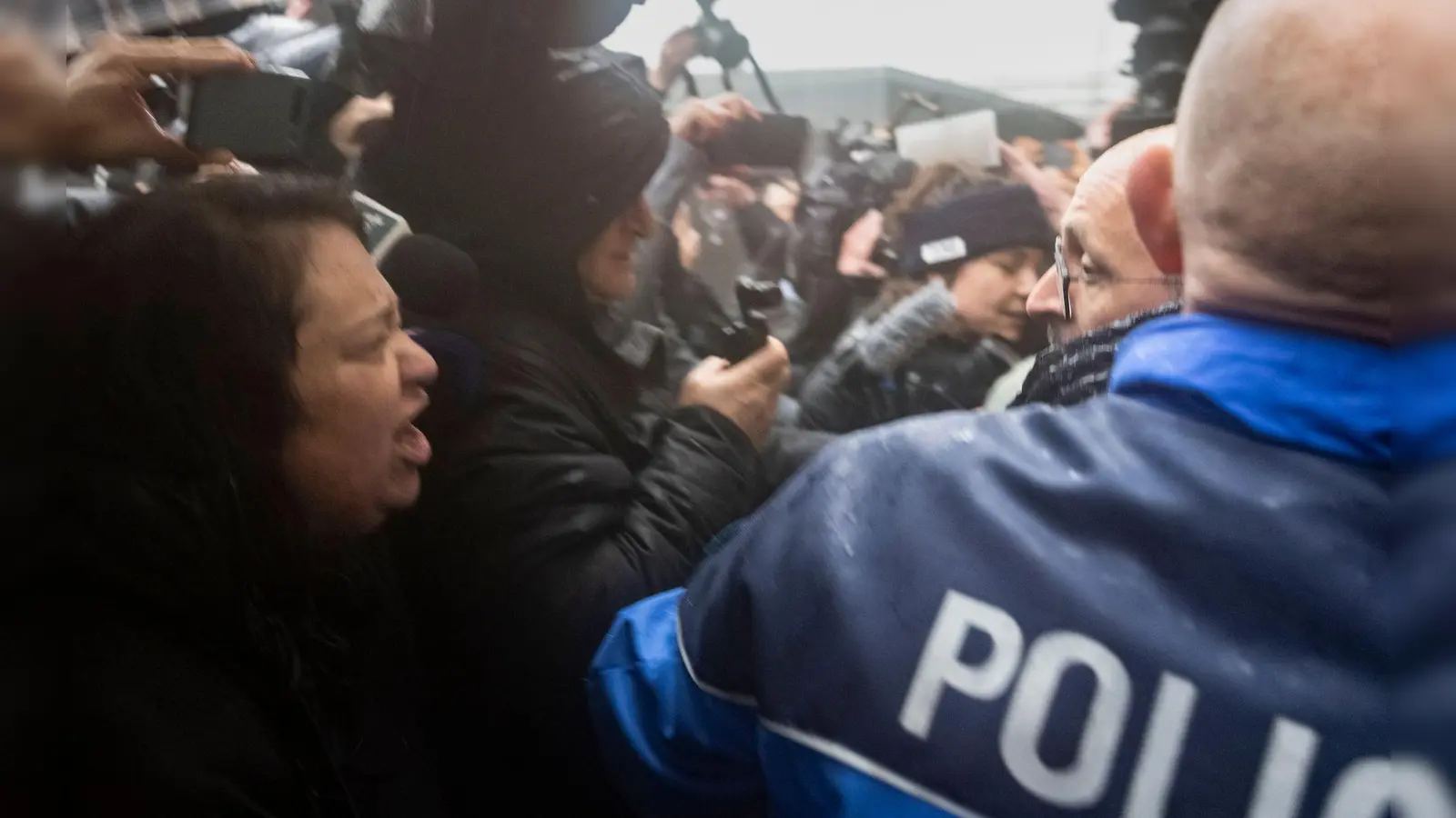 Angehörige von Opfern beschimpfen die Barbesitzer der als Mörder. (Foto: Alessandro Della Valle/KEYSTONE/dpa)