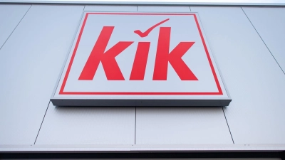 Kik schließt deutschlandweit 25 Filialen. Auch in Westmittelfranken betreibt der Textildiscounter mehrere Standorte. (Symbolbild: Guido Kirchner/dpa)