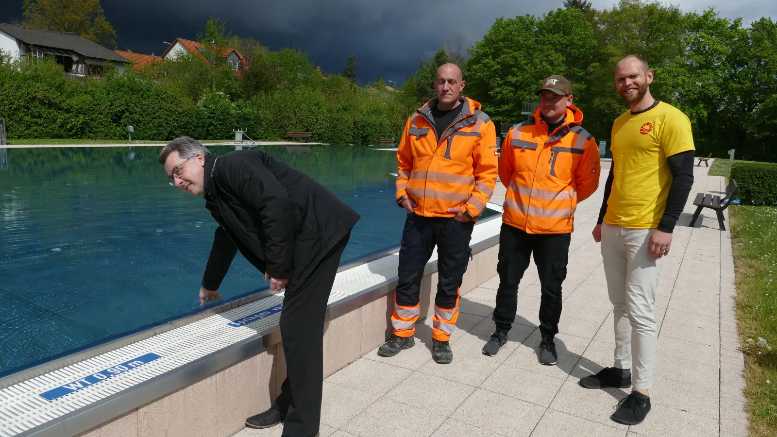 Mehr als zu einem kurzen Wassertest per Hand durch Wolfgang Lampe, Thomas Siebert, Moritz Amrhein und Hannes Zänglein (von links), reichte die Zeit am Donnerstag nicht, weil schon wieder finstere Wolken am Himmel standen und der nächste Graupelschauer drohte. (Foto: Sylvia Fehlinger)