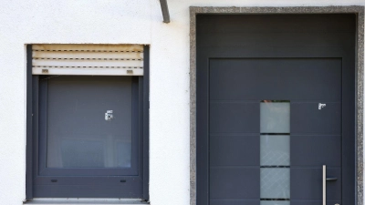 Das Haus weist mehrere Einschusslöcher auf.  (Foto: Karl-Josef Hildenbrand/dpa)