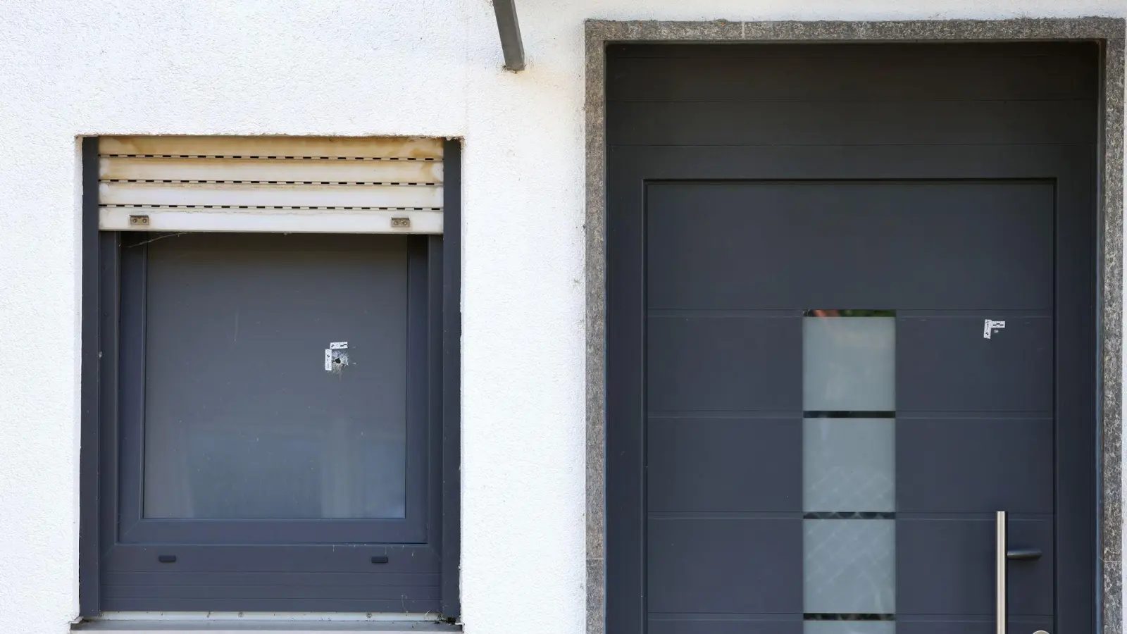 Das Haus weist mehrere Einschusslöcher auf.  (Foto: Karl-Josef Hildenbrand/dpa)
