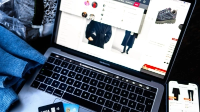 Bestellungen aus Ländern außerhalb der EU werden durch neue Zollgebühren spürbar teurer, was Käuferinnen und Käufer beim nächsten Online-Einkauf direkt im Geldbeutel trifft. (Foto: Sina Schuldt/dpa/dpa-tmn)