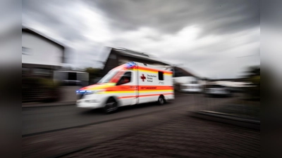Eine Radfahrerin stirbt bei einem Unfall in Erlangen. (Symbolbild) (Foto: Boris Roessler/dpa)