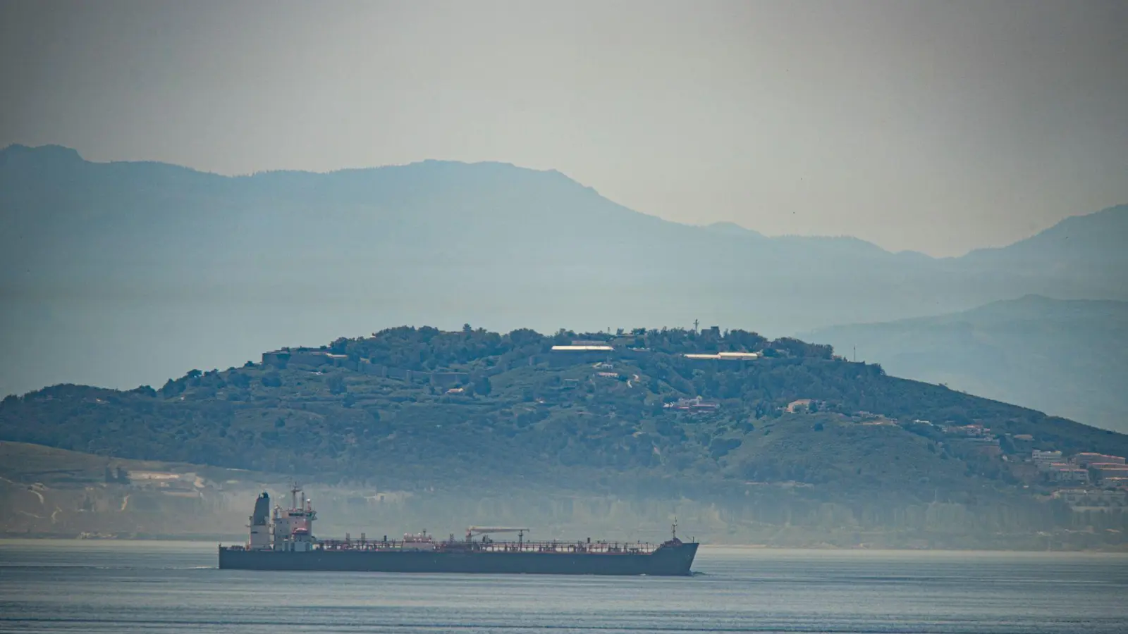 Technik für Schiffe darf künftig nicht mehr in den Iran geliefert werden. (Archivbild) (Foto: Marcos Moreno/AP/dpa)
