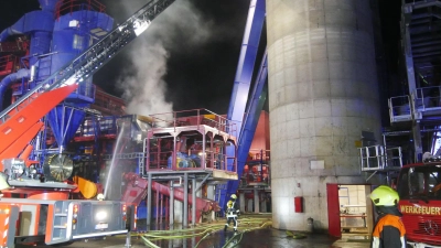 Zu einem Industriebrand in Markt Bibart wurde am Samstagabend alarmiert. Bis zu 100 Einsatzkräfte waren vor Ort. (Foto: Ulli Ganter)