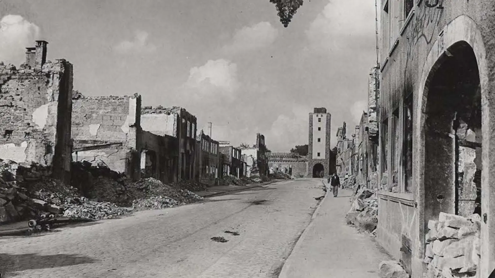 Nach dem Luftangriff am 31. März 1945 waren große Teile der Stadt zerstört. Abgebildet ist auf diesem Foto die Galgengasse mit Blick auf das Galgentor. (Archivbild: privat)