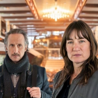Ferdinand Zankl (l, Michael Ostrowski) und Frederike Bader (Marie Leuenberger) an Bord des verlassenen Ausflugsschiffes.  (Foto: Daniel Rübesam/ARD/dpa)