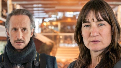 Ferdinand Zankl (l, Michael Ostrowski) und Frederike Bader (Marie Leuenberger) an Bord des verlassenen Ausflugsschiffes.  (Foto: Daniel Rübesam/ARD/dpa)