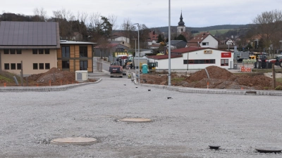 Das neue Gewerbegebiet „Röthen II“ in Burghaslach – hier vom künftigen Wendehammer aus gesehen – wird derzeit erschlossen. Ein Großteil der sechs Bauparzellen ist bereits vergeben. (Foto: Andreas Reum)