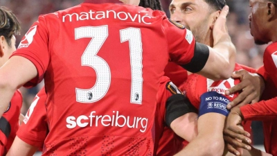 Umjubelter Torschütze: Freiburgs Vincenzo Grifo (2.v.r.). (Foto: Philipp von Ditfurth/dpa)