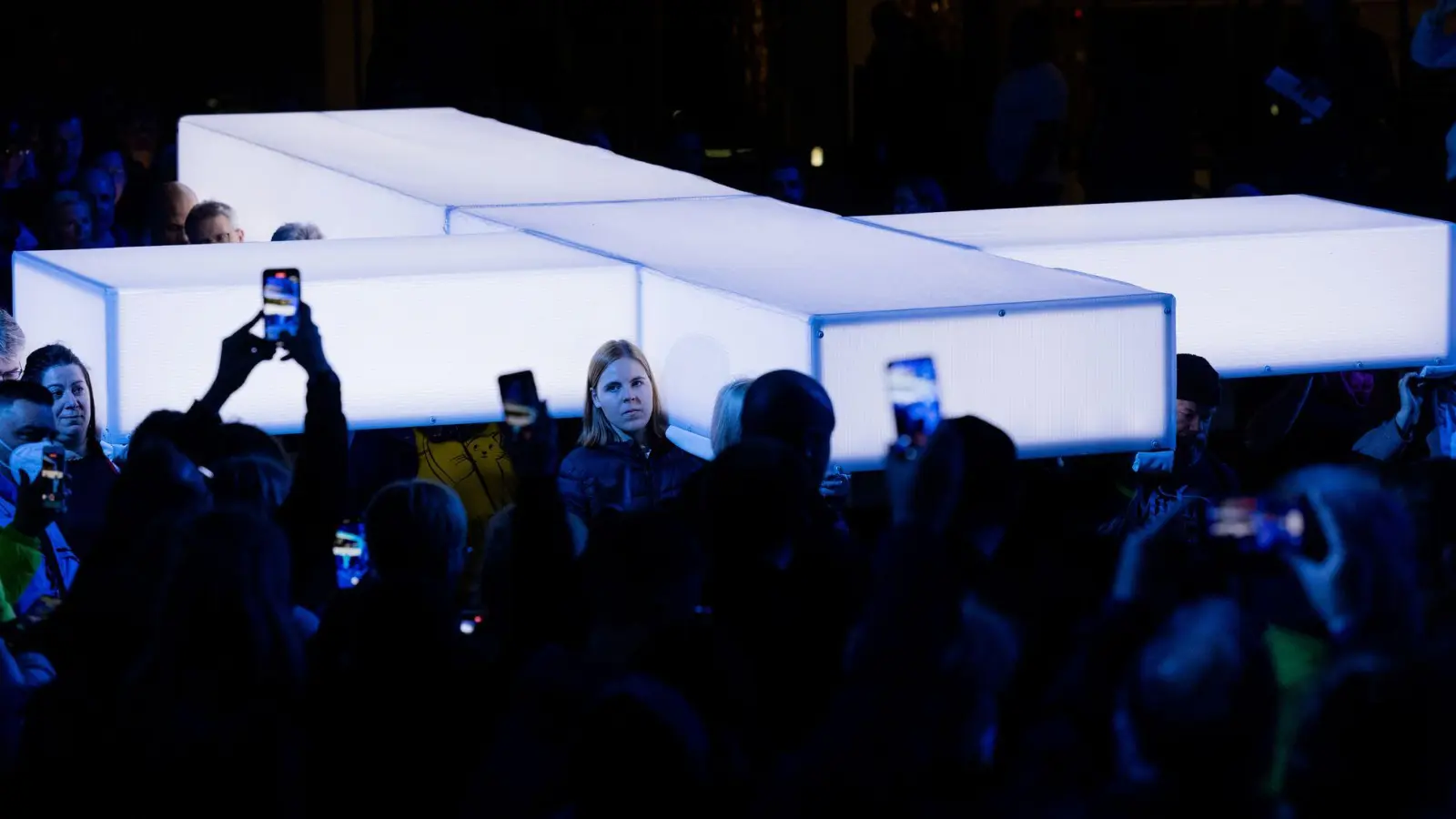 Bei „Die Passion“ wurde stets ein großes Kreuz durch Innenstädte getragen - 2026 wird es nicht der Fall sein. (Archivbild) (Foto: Rolf Vennenbernd/dpa)