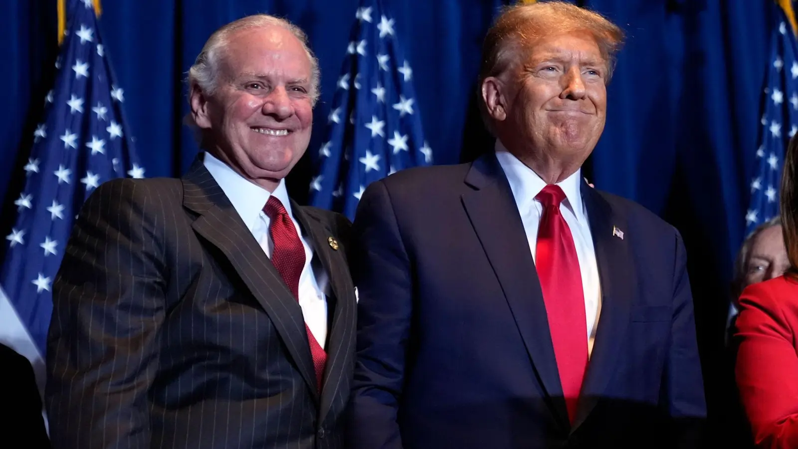 US-Präsident Donald Trump und Henry McMaster, der Gouverneur von South Carolina. Letzterer ist ein Unterstützer Trumps, will aber Schaden für das große BMW-Werk in seinem Bundesstaat abwenden. (Foto: Archiv) (Foto: Andrew Harnik/AP/dpa)