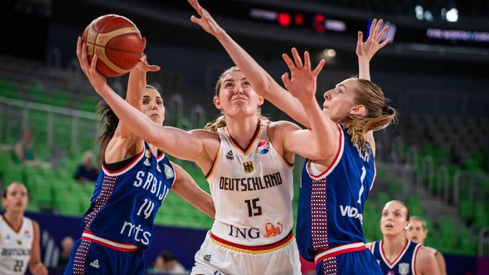 Scheut keinen Zweikampf: Im abschließendem EM-Spiel gegen die serbische Auswahl (in Blau) spielte Luisa Geiselsöder (Mitte) groß auf und erzielte 14 Punkte. (Foto: FIBA)