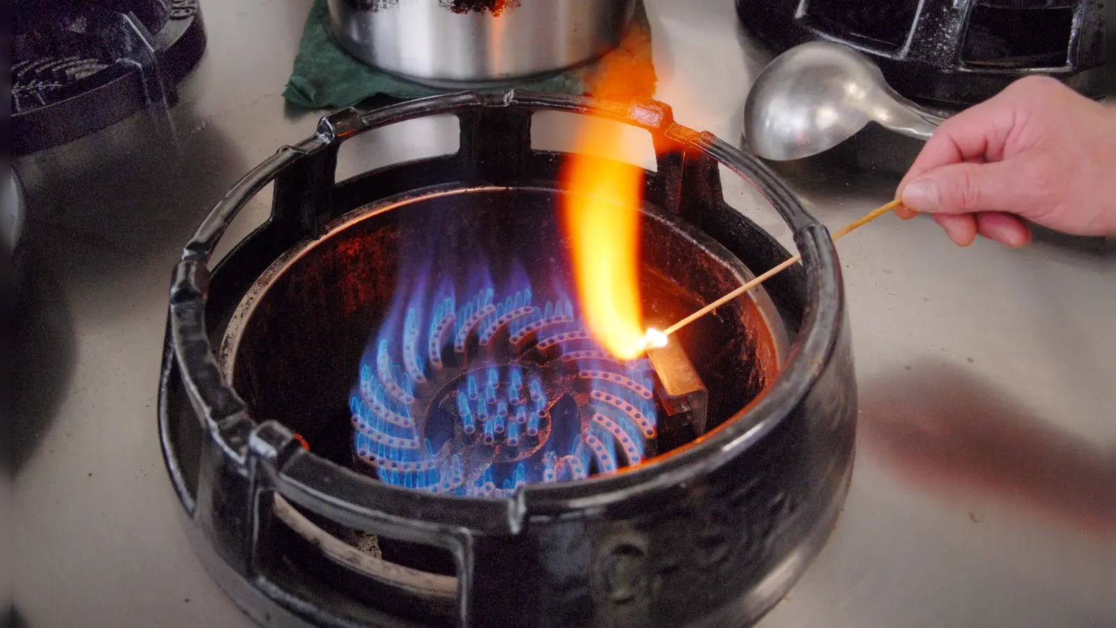 Können die Stadtwerke Ansbach die zum 1. April angekündigte Preissenkung bei Gas und Strom halten, nachdem Energie in den vergangenen vier Wochen so viel teurer geworden ist? Kundinnen und Kunden haben Sorge, dass die niedrigeren Preise nur ein kurzes Gastspiel geben. (Archivbild: Jim Albright)