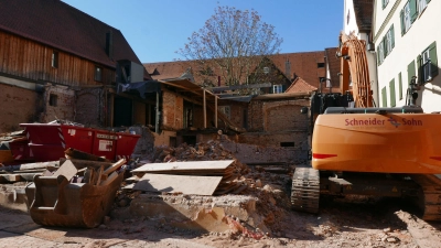 Vom von einem Feuer beschädigten denkmalgeschützten Gebäude in der Segringer Straße ist nicht mehr übrig. Der Abriss läuft. (Foto: Roman Kocholl)