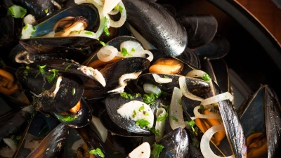 Muscheln müssen sich nach dem Kochen geöffnet haben. Sind sie geschlossen, müssen sie aussortiert werden. (Foto: Manuela Rüther/dpa-tmn)