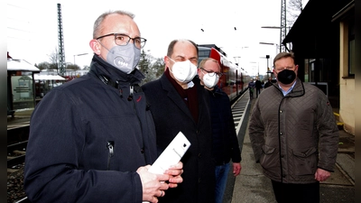 2021 informierte Ex-Bundesminister und Noch-Bahn-Aufsichtsrat Christian Schmidt (CSU, 2. von links) seine Parteifreunde – darunter seinen Nachfolger im Bundestag Tobias Winkler (links), Fürths dritten Bürgermeister Dietmar Helm (rechts) und Max Ammon, Fraktionschef im Stadtrat Fürth (Dritter von links), über den offenbar bevorstehenden Planungsauftrag an die Bahn. Doch wie sieht es aktuell aus?  (Archivbild: Heinz Wraneschitz)