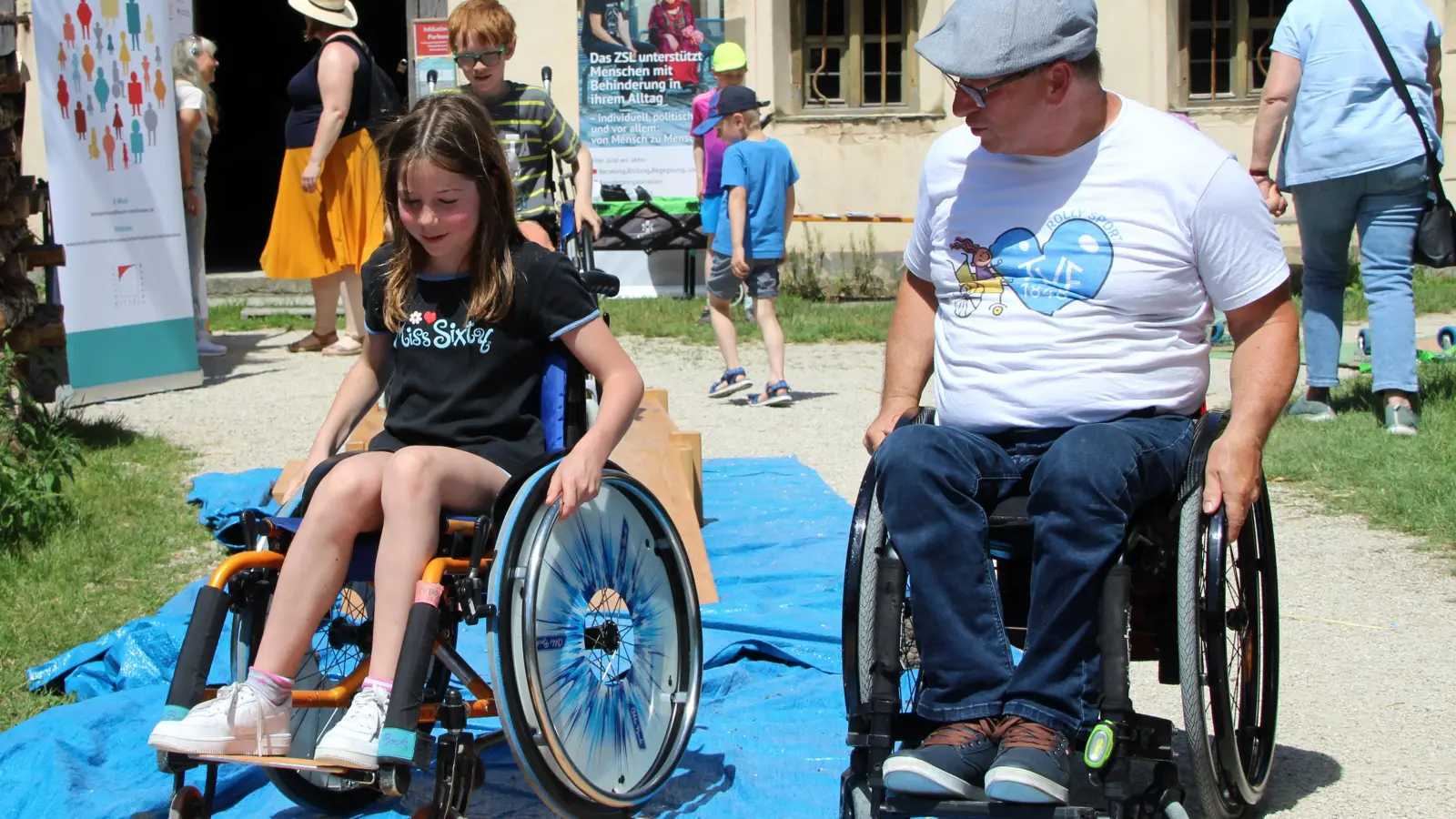 Mitglieder des Mittelfränkischen Behindertenrats sind wieder mit einem Rollstuhlparcours <br>und Aktivstationen beim Kinderfest vertreten.  (Foto: Christine Berger)