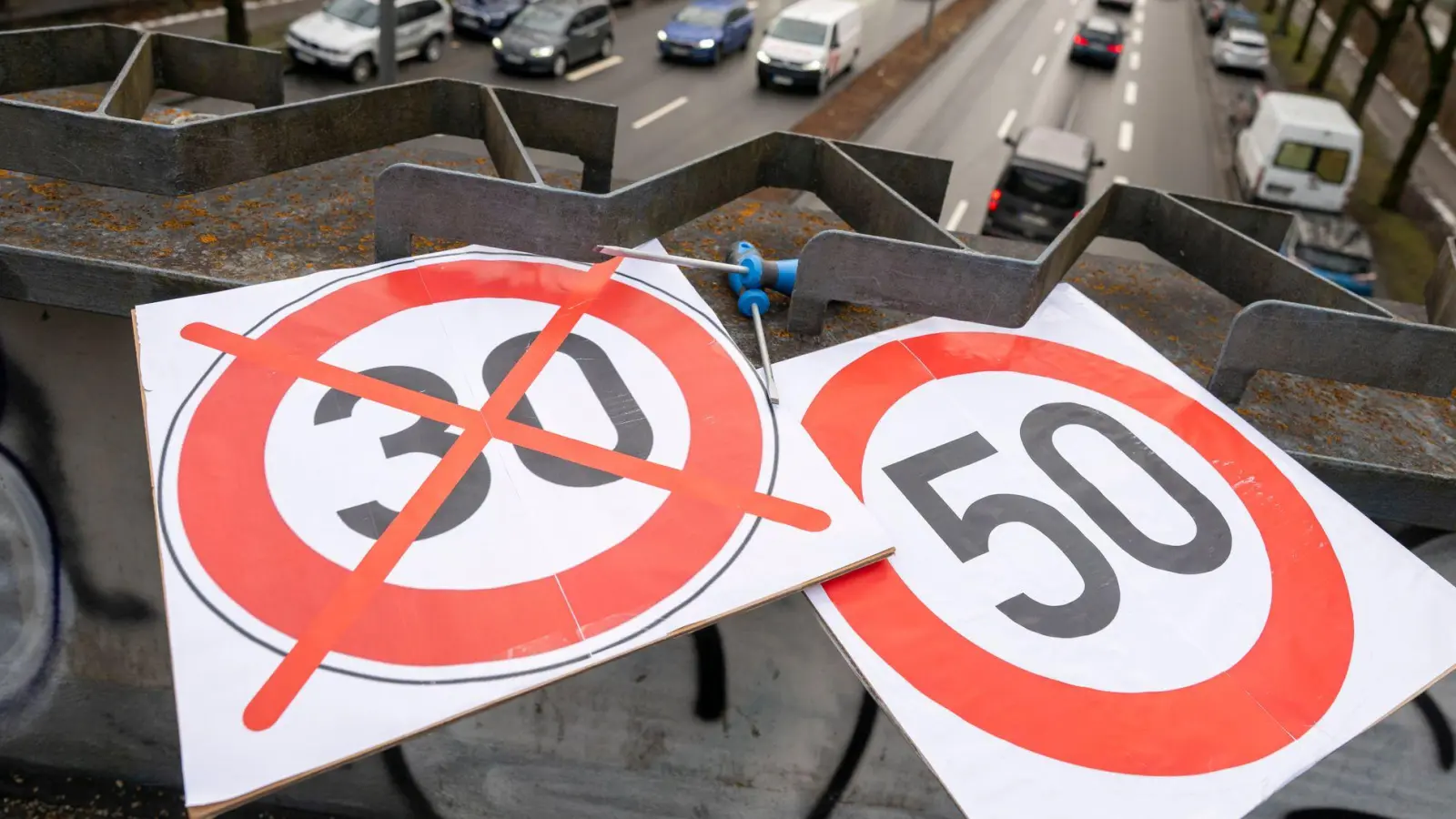 Die Umwelthilfe will juristisch gegen Tempo 50 am Mittleren Ring kämpfen.  (Foto: Peter Kneffel/dpa)