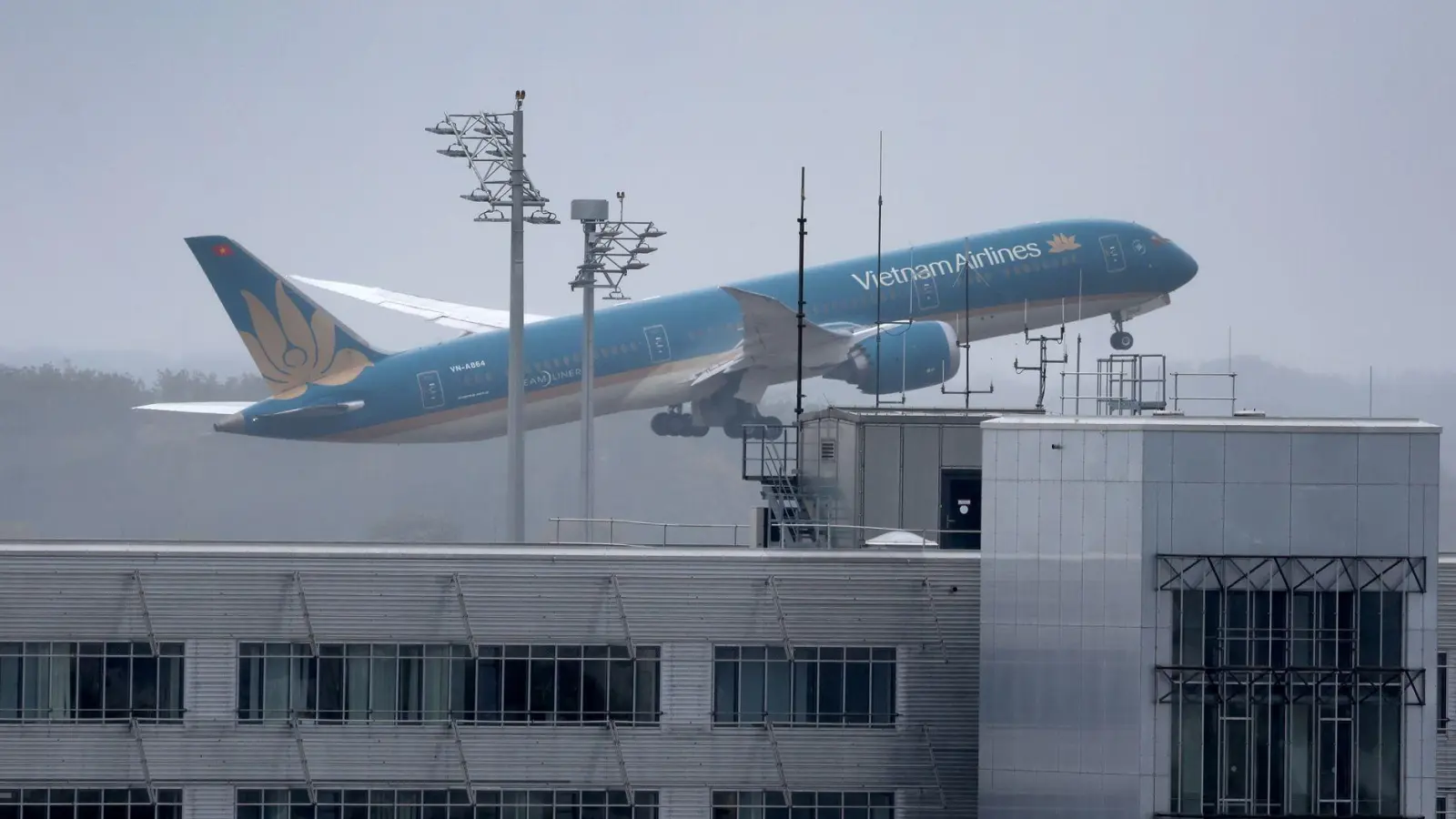 Fast 290 Menschen waren an Bord einer Maschine von Vietnam Airlines, als es zu dem Vorfall kam. (Symbolbild) (Foto: Karl-Josef Hildenbrand/dpa)