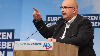 Stephan Protschka, Landesvorsitzender der AfD in Bayern, redet beim politischen Aschermittwoch der AfD. (Foto: Daniel Löb/dpa)