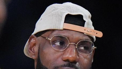 LeBron James konnte bei der deutlichen Niederlage der Lakers nur vom Spielfeldrand zusehen. (Foto: Jae C. Hong/AP/dpa)