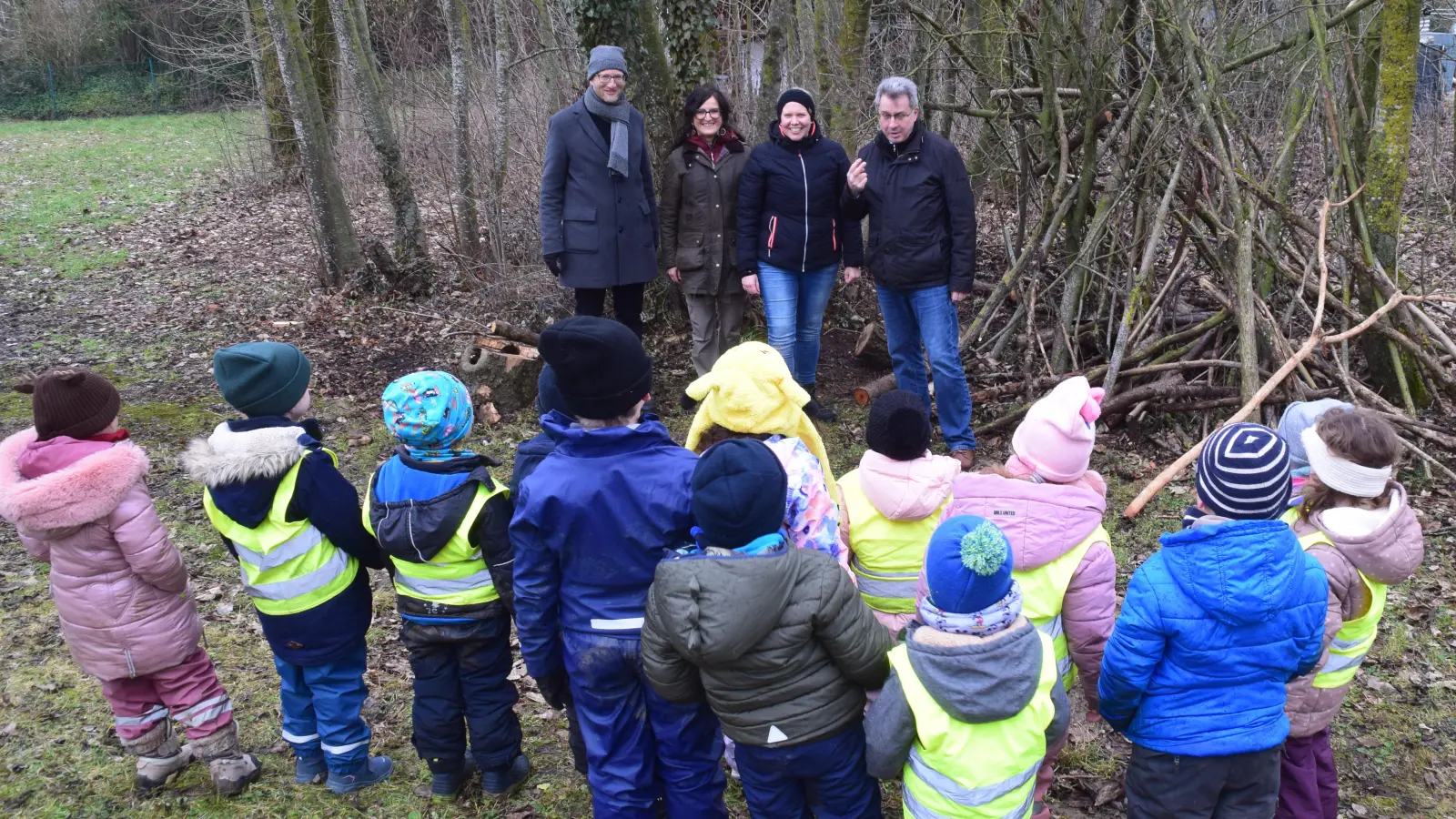 Auf dem Gelände rund um den ehemaligen Hochbehälter können die Kinder nach Herzenslust kreativ werden und sich in der Natur austoben. Darüber freuen sich neben den Kindern auch (von links) Dekan Max von Egidy, Estelle Seiferlein, Sonja Markert und Bürgermeister Wolfgang Lampe.  (Foto: Gerhard Krämer)