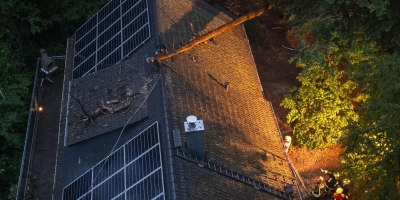 In Trabelshof stürzte ein Baum auf ein Hausdach. Die Feuerwehr zersägte ihn und sicherte mit einer Plane provisorisch die Löcher gegen Nässe ab. (Foto: Mirko Fryska)