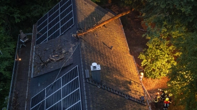 In Trabelshof stürzte ein Baum auf ein Hausdach. Die Feuerwehr zersägte ihn und sicherte mit einer Plane provisorisch die Löcher gegen Nässe ab. (Foto: Mirko Fryska)