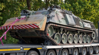 Auf der Ladefläche des gestoppten Lkws stand ein Dachs-Pionierpanzer - ob es sich um einen Bundeswehr-Transport handelte, ist unklar. (Symbolbild) (Foto: Christophe Gateau/dpa)