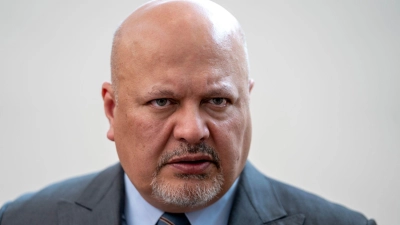 Auf die Suspendierung folgt die Entlassung: der ehemalige Chefankläger Karim Khan. (Archivbild) (Foto: Peter Dejong/AP/dpa)