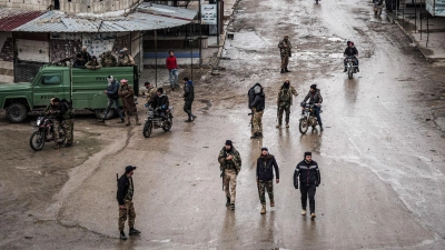 Soldaten der syrischen Armee am Samstag in der Stadt Deir Hafir. Die Armee hat dort nach eigenen Angaben die Kontrolle von kurdischen Kräften übernommen. (Foto: Moawia Atrash/dpa)