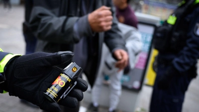 Ist der Einsatz eines Tierabwehrsprays wirklich das einfachste wirksame Mittel, um einen gegenwärtigen Angriff abzuwehren? Für die Bewertung einer Notwehrhandlung ist die Antwort auf diese Frage entscheidend. (Foto: Bernd von Jutrczenka/dpa/dpa-tmn)