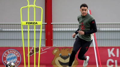 Jamal Musiala arbeitet nach Problemen am operierten linken Bein wieder auf dem Rasen. (Archivbild) (Foto: Philippe Ruiz/dpa)