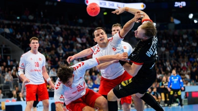 Wenn die DHB-Auswahl (rechts Spielmacher Luca Witzke) demnächst in Nürnberg auftritt, sind wieder zwei Neustädter dabei. (Foto: Marco Wolf/dpa)