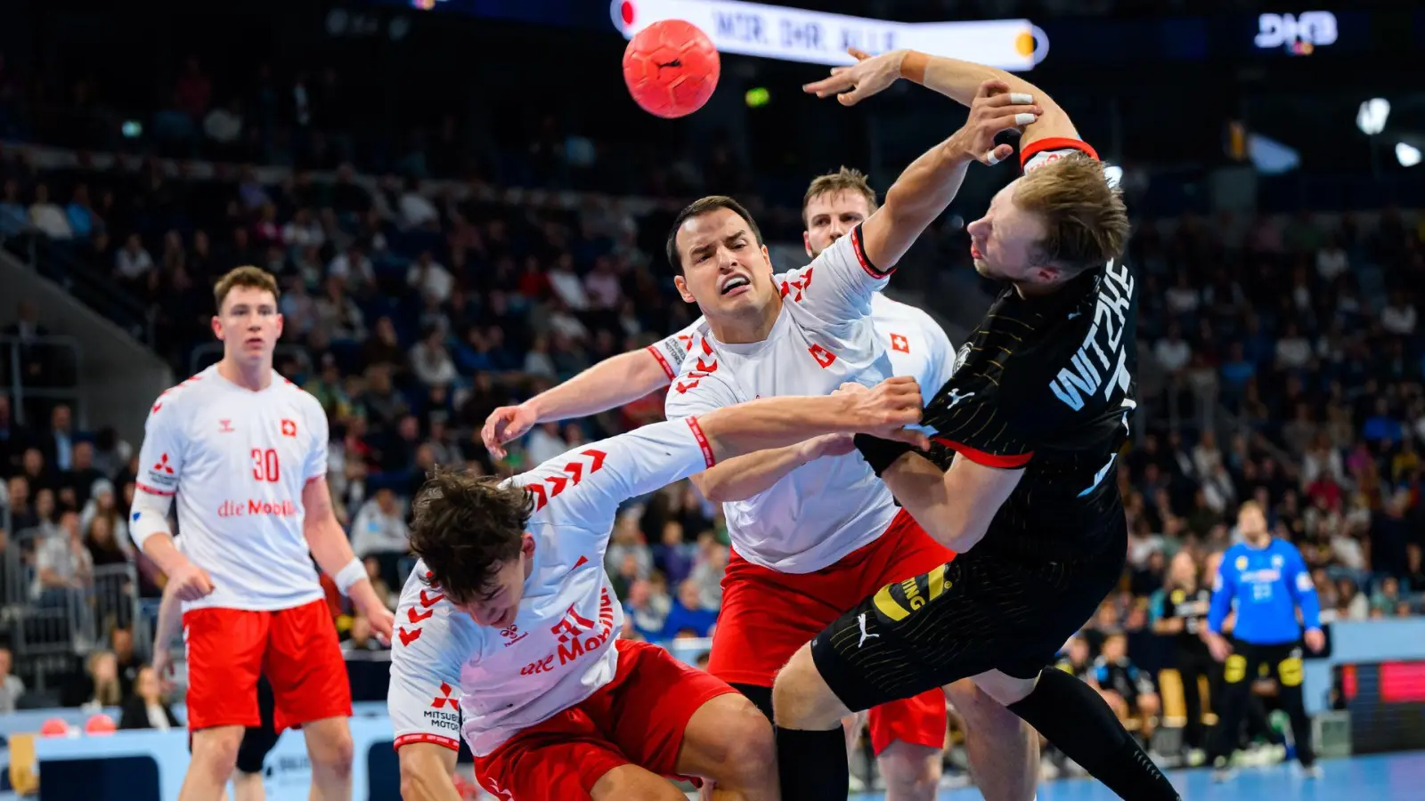 Wenn die DHB-Auswahl (rechts Spielmacher Luca Witzke) demnächst in Nürnberg auftritt, sind wieder zwei Neustädter dabei. (Foto: Marco Wolf/dpa)