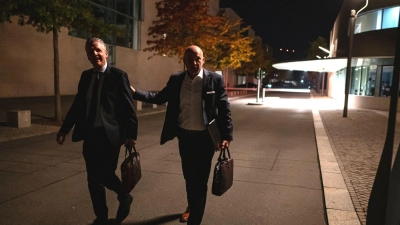 Die Spitzen der Unionsfraktion verlassen das Kanzleramt am Abend gemeinsam. (Foto: Fabian Sommer/dpa)