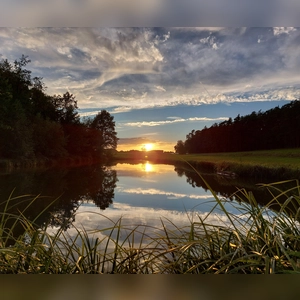 Sonnenuntergang am Kurvenweiher - gesehen bei Geichsenhof (Foto: Georg Link)